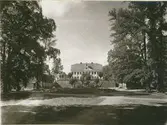 Fredriksbergs herrgård.
Huvudbyggnaden sedd från allén.