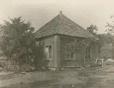 Lusthus i trädgården vid Fredriksbergs herrgård.