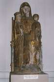 Sankta Anna själv tredje som träskulptur i Dalhems kyrka.