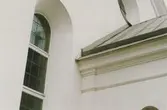 Dalhems kyrka, putsad fasad med valvfönster. Foto från renoveringen 1993.