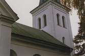 Dalhems kyrka, putsad fasad, kyrktorn och vapenhus. Foto från renoveringen 1993.