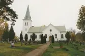 Dalhems kyrka, kyrkogården i förgrunden. Foto från renoveringen 1993.