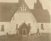 Dalhems gamla kyrka. 1874  före rivningen. Sydsidan med vapenhuset. Mellankyrkans gavel med blinderingar. Till vänster Fagradalskyrkan.Till höger koret. I bakgrunden till höger klockstapeln.