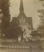 Dalhems gamla kyrka. 1874  före rivningen. Sydsidan med vapenhuset. Mellankyrkans gavel med blinderingar. Till vänster Fagradalskyrkan.Till höger koret. I bakgrunden till höger klockstapeln.