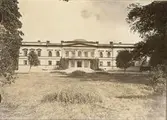 Gränsö slott,  gårdsfasaden. Byggt av timmer och klätt med  tjock puts. Byggt 1848 av byggmästare J. Jonsson, från Västervik 
Den äldre byggnad som fanns ingick i den nya. - Huset vitt, ornament grå.