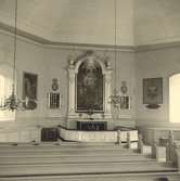 Altartavlan av S.G. Lindblom 1852, i Loftahammar kyrka.
Till vänster en äldre altartavla av M. Nicander 1787. Till höger en  tavla av Magnus Lindahl 1864.