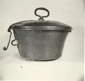 En ask från Loftahammar kyrka.