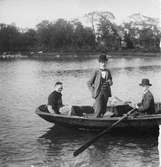 En båtutflykt på sjön med Ester Bauers mor, Johanna Nilsdotter Ellqvist och två bröder, Oskar och Ernst.