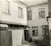 Kalmar, Kvarnholmen, Kv Åldermannen 10,  Storgatan, 
Uppfört 1777-78 av korsvirke och tegel. D.o hus på gården. Nr 208.