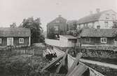 Bild från Pataholm omkring 1890. Huset längst till vänster är senare rivet. Det stora, vita huset till höger i bild har tillhört kapten Per Petersson, enligt Oscar Hullgren 