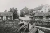 Bild från Pataholm omkring 1890. Huset längst till vänster är senare rivet. Det stora, vita huset till höger i bild har tillhört kapten Per Petersson, enligt Oscar Hullgren 