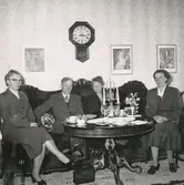 Interiör från Hullgrenska gården, vid invigningen till hembygdsgård 1956.
Namnuppgifter saknas för personerna på bilden.