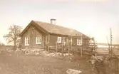 Kylbergs stuga. Här hölls småskola 1882, i det stora rummet. Stugan rymmer två rum och ett kök. Tegeltaket tillkom på 1880-talet.