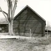 Stommen, loge. Till vänster om luckan står det 1709. Observera de tre korsen längst upp [under taknocken]. Bjälken i förgrunden har varit underlag till loggolvet.