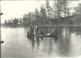 Bilden visar Axel Karlssons båtutflykt, Virvhult 1918.  



Foto: Berners samling, Hjorteds hembygdsförening.
Förmodligen ett arrangerat foto, dvs ett ställe dit man åkte och plåtade sig 