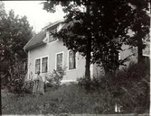 Cecilia poserar framför sitt hus i Mörtfors.