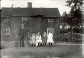 Detta hus revs senare. Härs syns Anders Nilsson med sex av sina tio barn. Anders Nilsson blev väldigt gammal.