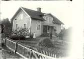 En familj utanför sitt hem i Långvik 1920.