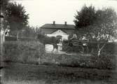 Ett finare bostadshus i Björkhult 1920. I förgrunden sitter en kusk på en landå.