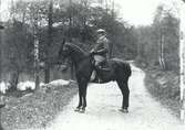 Förvaltare Knut Tillberg till häst 1912.