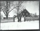 Prosten och prostinnan Östberg vid prästgården i Hjorted.