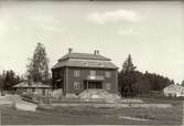 Sparbanken i Blackstad, byggd 1929 och nedlagd 1999, samt prästgården till höger.