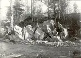 Sönderdelning av ett stort flyttblock med anledning av ett vägbygge 1932.