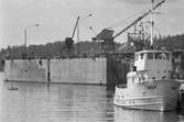 Ekensbergs varv 1970; bogserbåten BRAGE (urspr. LINGARÖ), varvskranar och lilla flytdockan