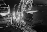 Ekensbergs varv 1970; Transatlantics lastfartyg SCANDIC förlängs i stora dockan; den nya sektionen lyfts på plats av pontonkranen LODBROK.