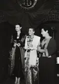Fotograferna Kerstin Bernhard, Inga Ohlsén och Anna Riwkin tar emot Svenska Fotografers Förbunds Flormanmedalj i Stockholms stadshus 1955