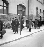Japaner på centralplan utanför järnvägsstation