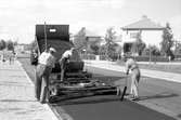 Asfaltläggning på Parkvägen. Den 10 augusti 1949
