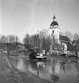 Vårreportage. Bil på Drottningbron, Heliga Trefaldighetskyrkan, översvämning den 3 mars 1950