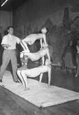 Furuviksbarnen tränas av Bodo West till sommaren i Folkets hus. Den 6 mars 1950