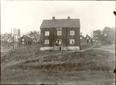 En statargård på Nygårds säteri. 1925 beboddes den av flera familjer. Huset flyttades till säteriet från Västervikstrakten.