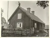 Före detta kornetsboställe under Östgöta kavalleri, den gamla huvudbyggnaden. Den nya huvudbyggnaden är ett större hus av 1860-talstyp.

(En kornett var till 1835 den lägsta officersgraden i kavalleriet och motsvarade fänrik i infanteriet. Titeln kommer av kornett, en äldre benämning på ett kavalleristandar. I ett kavallerikompani fanns två kornetter. Premiärkornetten (förste) som hade den högre rangen av de två och sekundkornetten (andre) som red med kompaniets standar och följaktligen var den yngre av de två.)