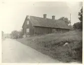 Före detta kornetsboställe under Östgöta kavalleri, den gamla huvudbyggnaden. Den nya huvudbyggnaden är ett större hus av 1860-talstyp.

(En kornett var till 1835 den lägsta officersgraden i kavalleriet och motsvarade fänrik i infanteriet. Titeln kommer av kornett, en äldre benämning på ett kavalleristandar. I ett kavallerikompani fanns två kornetter. Premiärkornetten (förste) som hade den högre rangen av de två och sekundkornetten (andre) som red med kompaniets standar och följaktligen var den yngre av de två.)