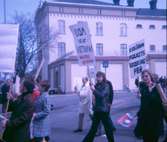 Första majtåg med demonstration mot Vietnamkriget vid Fängelsetorget i Västervik.