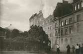 Ångkvarnsbranden 1935-07-06. Brandmän har satt ut en brandstege.