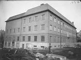 Bild tagen på vid byggandet av Gävle museum åren 1938-40. Museet syns här från sydväst. Balustraden till höger revs och ersattes med en tillbyggnad 1972-73.