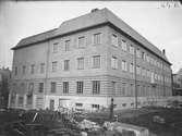 Bild tagen på vid byggandet av Gävle museum åren 1938-40. Museet syns här från sydväst. Balustraden till höger revs och ersattes med en tillbyggnad 1972-73.
