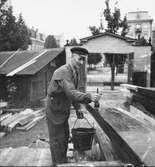 Bild tagen i arbetet med att uppföra Gävle Museum åren 1938-40. Mannen i bild ser ut att utföra någon typ av måleriarbete.