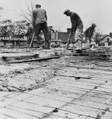 Gjutningsarbeten vid Diös-bygget i kvarteret Blocket i Sandviken, oktober 1953. Vid gjutningsarbetet användes bl.a. 
