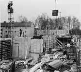 Gjutningsarbeten vid Diös-bygget i kvarteret Blocket i Sandviken, oktober 1953, användes vid gjutningsarbetet ”ellweform” av plywood från fabriken i Ljusne.