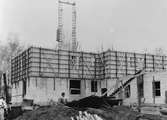 Gjutningsarbeten vid Diös-bygget i kvarteret Blocket i Sandviken, oktober 1953, användes vid gjutningsarbetet ”ellweform” av plywood från fabriken i Ljusne.