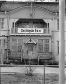 Hemgården. Norra fasaden, verandan och huvudentrén.
