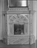 Kakelugn i mellersta rummet i S, övre våningen. (detalj)