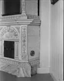 Kakelugn i mellersta rummet i S, övre våningen. (detalj)