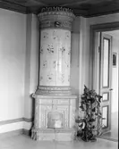 Kakelugn i SV rummet övre våningen.