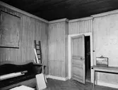 Gamla brukskontoret, Inspektorrummet.

Förvaringsskåp, karta, skinnsoffa, stege, ingång till första rummet, bord, skinnportfölj.
